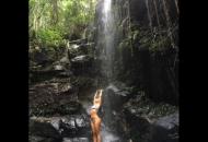 Aos 38, Dani Suzuki mostra boa forma em banho de cachoeira
