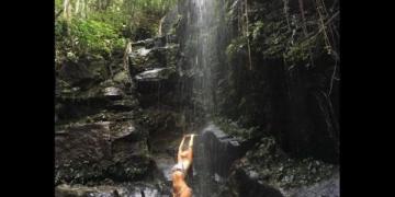 Aos 38, Dani Suzuki mostra boa forma em banho de cachoeira