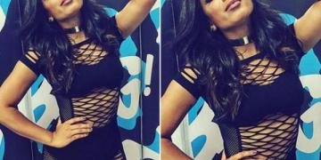 Vestido todo vazado para cantar em Brasília